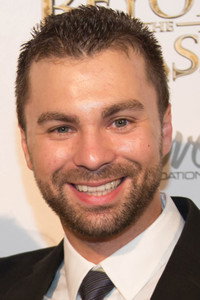 المخرج Aaron Burns