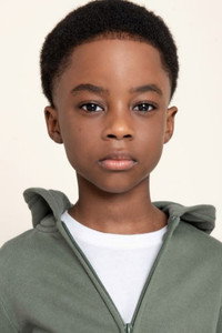الممثل Aaron Kingsley Adetola