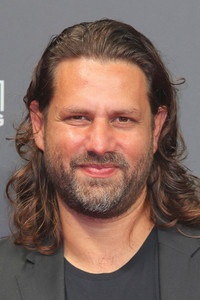 الممثل Adam Bousdoukos