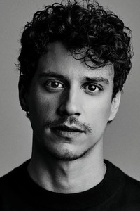 الممثل Adam DiMarco