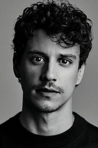 الممثل Adam DiMarco