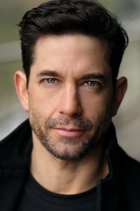 الممثل Adam Garcia