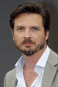 الممثل Aden Young