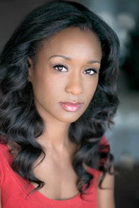 الممثل Adriane McLean