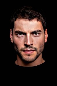 الممثل Akin Akinözü