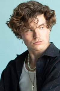 الممثل Alex Laurence-Phillips