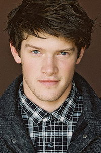 الممثل Alex MacNicoll