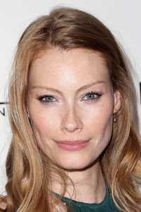 الممثل Alyssa Sutherland