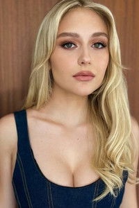 الممثل Alyvia Alyn Lind