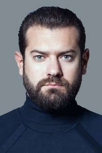 الممثل Amr Youssef