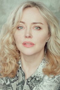 الممثل Angeline Ball