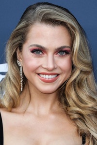 الممثل Anne Winters