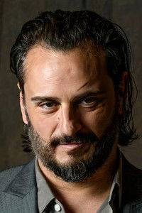 الممثل Asier Etxeandia