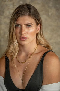 الممثل Aurélia Agel