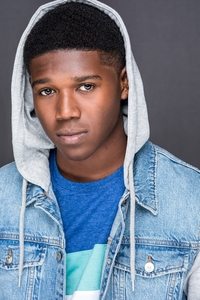 الممثل Aven Courtney