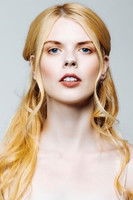 الممثل Ayvianna Snow