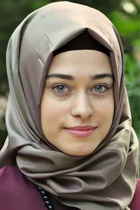 الممثل Büsra Ayaydin