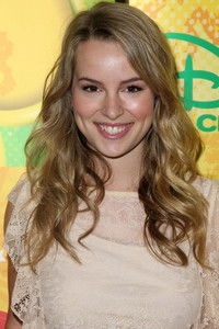 الممثل Bridgit Mendler