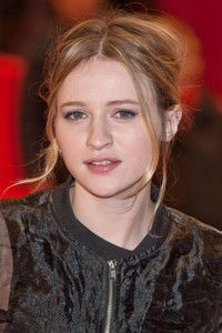 الممثل Christa Théret