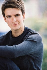 الممثل Colm Hill