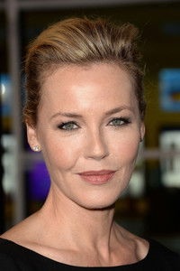 الممثل Connie Nielsen