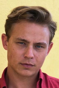 الممثل Dennis Mojen