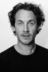 الممثل Dustin Demri-Burns