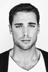 الممثل Dustin Milligan