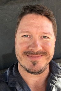 المخرج Dustin Rikert