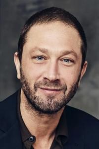 الممثل Ebon Moss-Bachrach