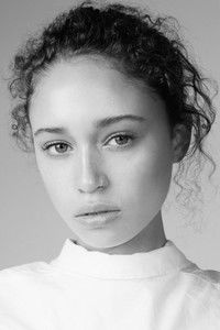 الممثل Ella-Rae Smith