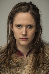 الممثل Emily Cox