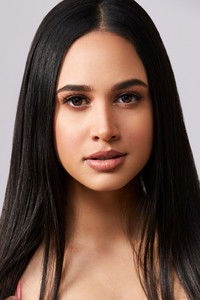 الممثل Emily Tosta