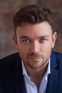 الممثل Emrhys Cooper