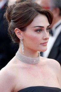 الممثل Esra Bilgiç