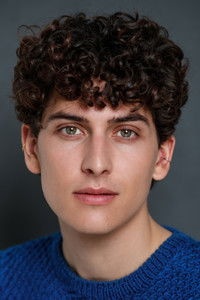 الممثل Etienne Moana