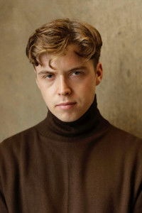 الممثل Evan Roe