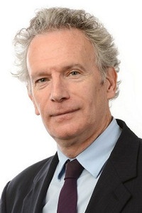 الممثل Fintan O'Toole