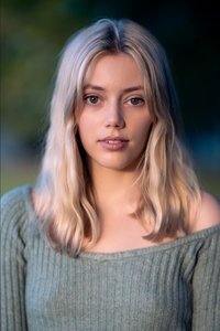 الممثل Grace Van Dien