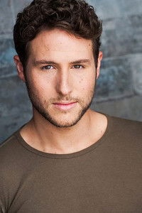 الممثل Griffin Burns