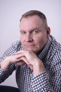 الممثل Guy Robbins