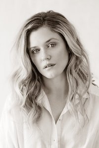 الممثل Harriet Dyer