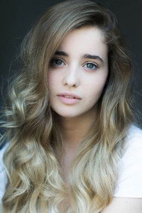 الممثل Holly Earl