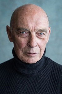 الممثل James Faulkner