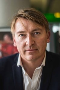 المخرج James Strong