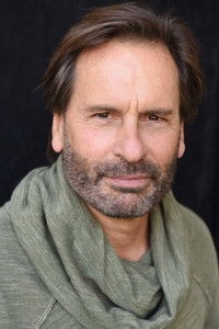 الممثل Jamie Donovan