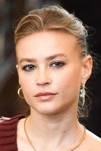 الممثل Jeanne Goursaud