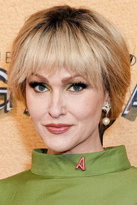 الممثل Jenn Lyon