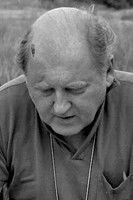 المخرج John Gilling