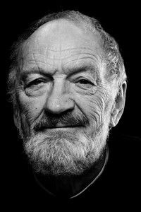 الممثل John McEnery